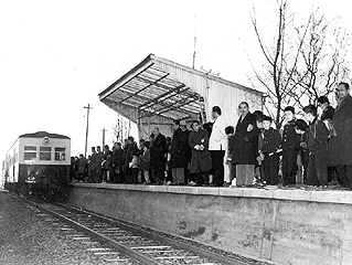 朝の通勤・通学ラッシュ写真